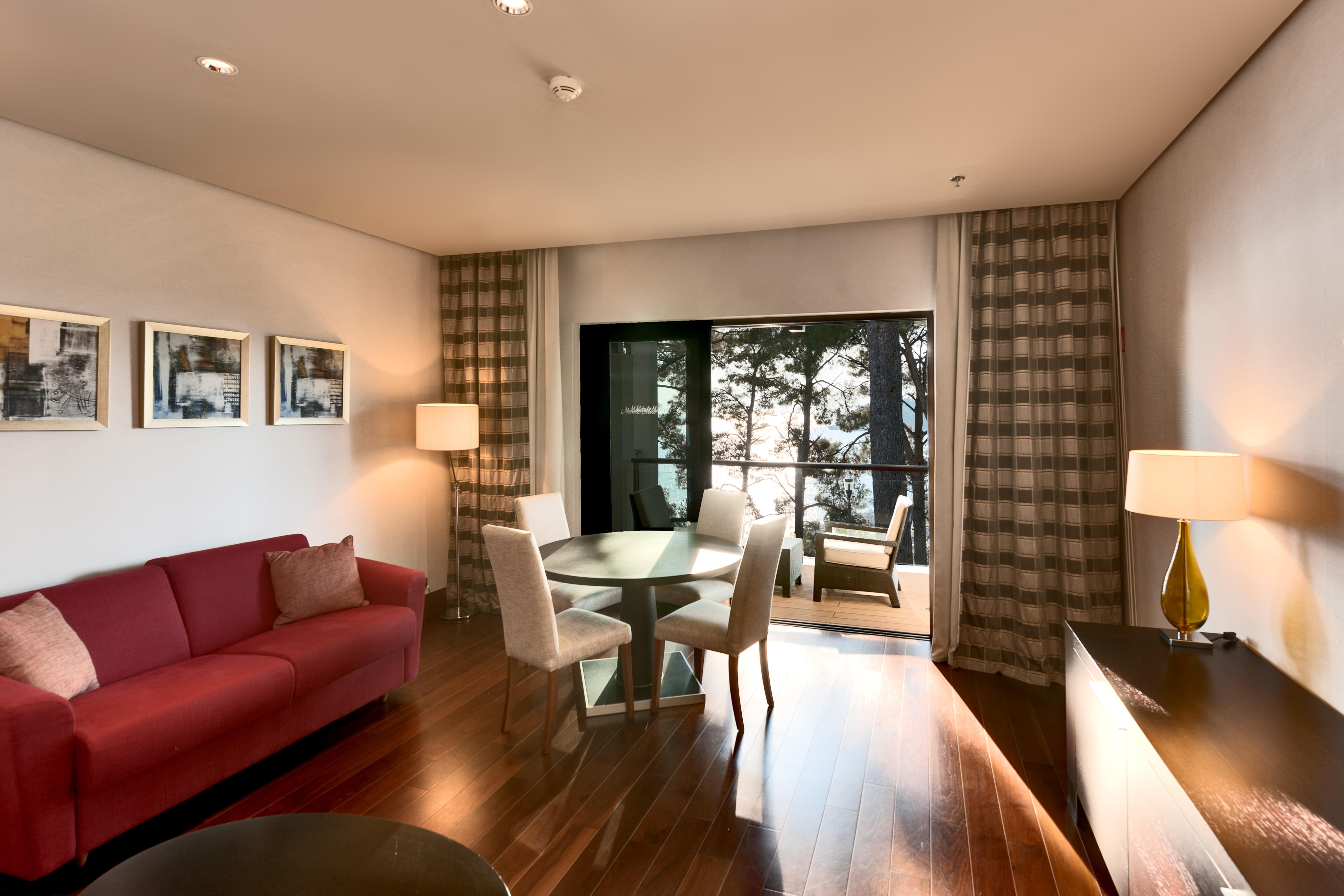 Hotel Monte Mulini Rovigno Esterno foto A living room in a condominium