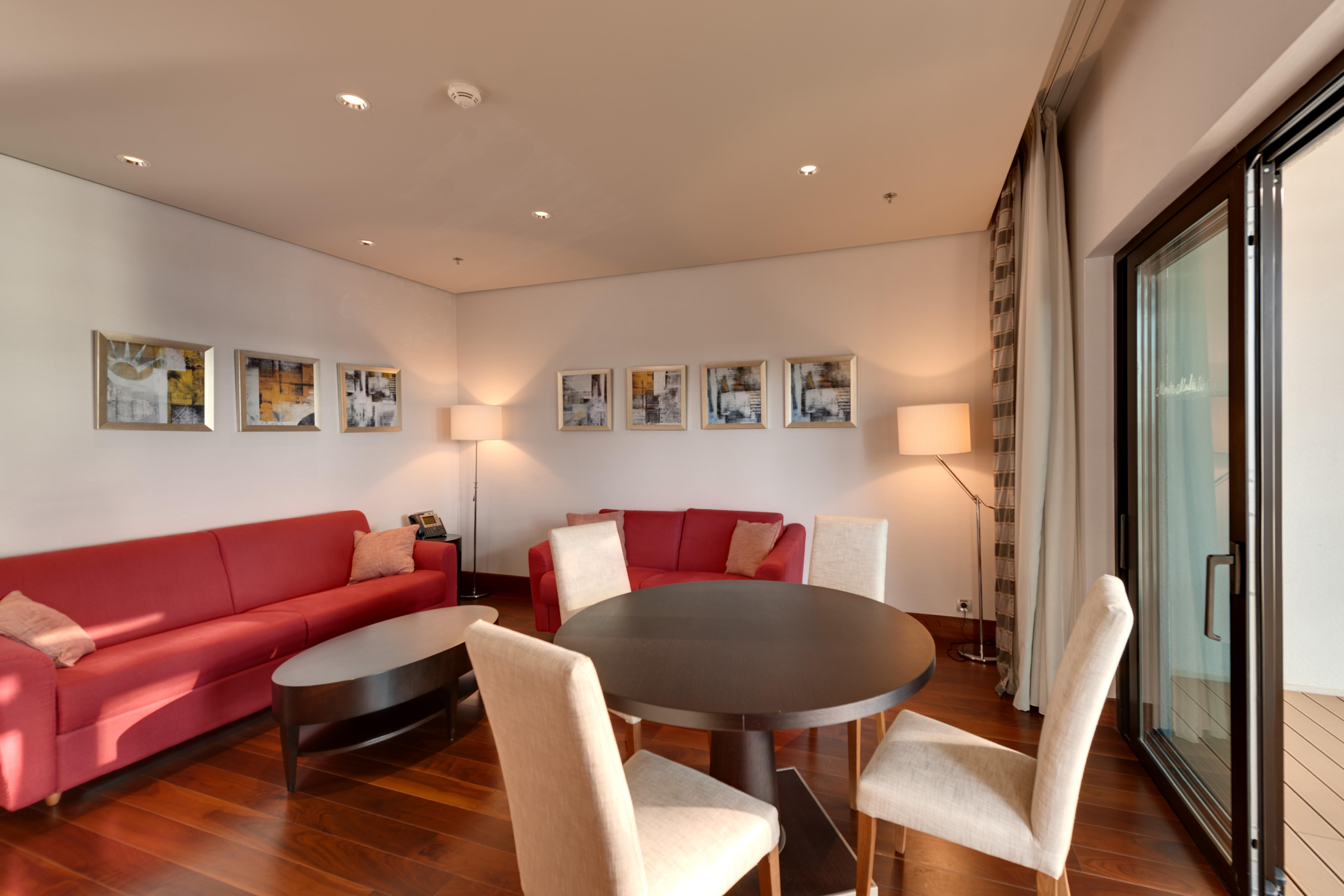 Hotel Monte Mulini Rovigno Esterno foto A living room in a serviced apartment in Madrid, Spain