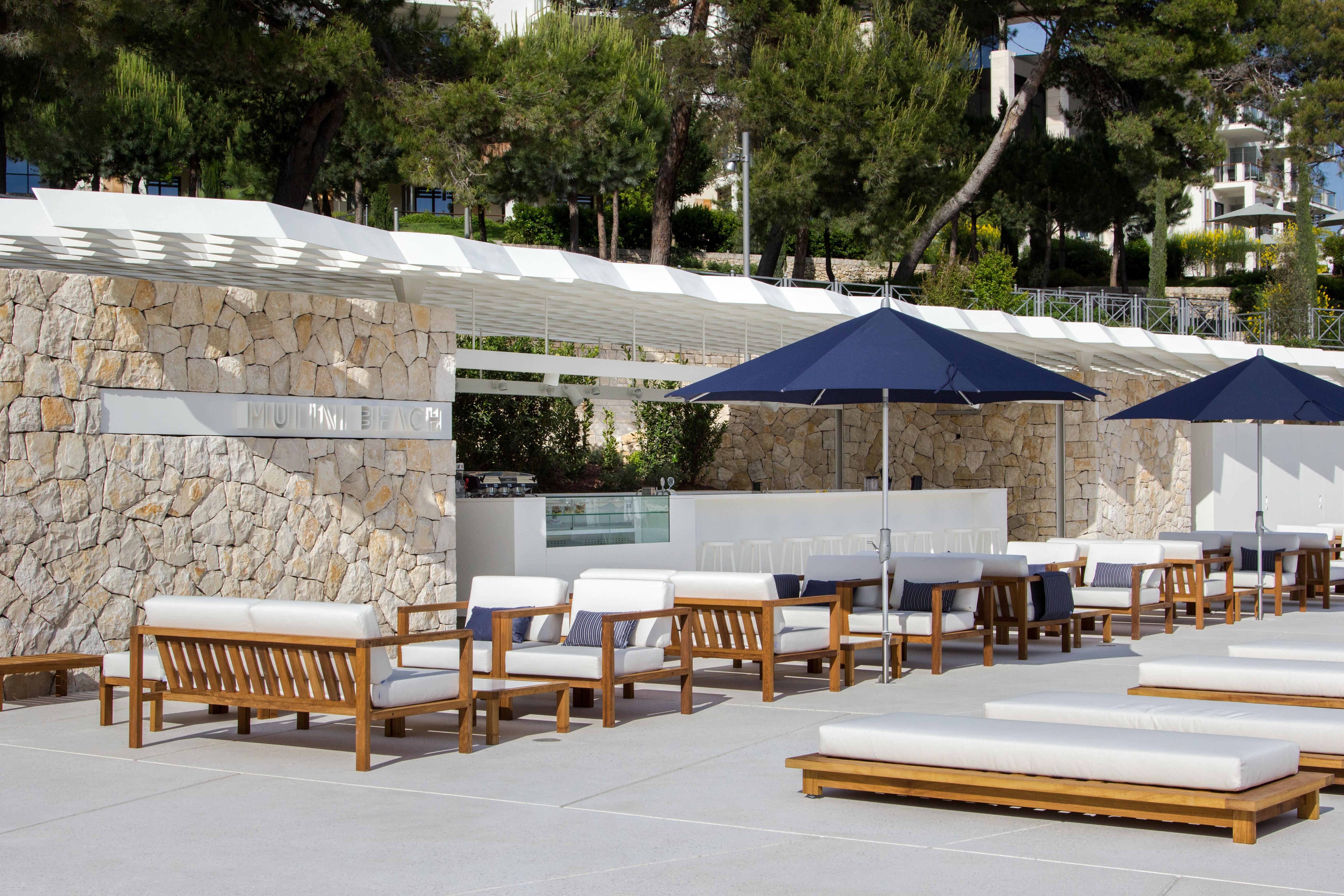 Hotel Monte Mulini Rovigno Esterno foto The beach club at the Hotel Eden Roc Capiminar