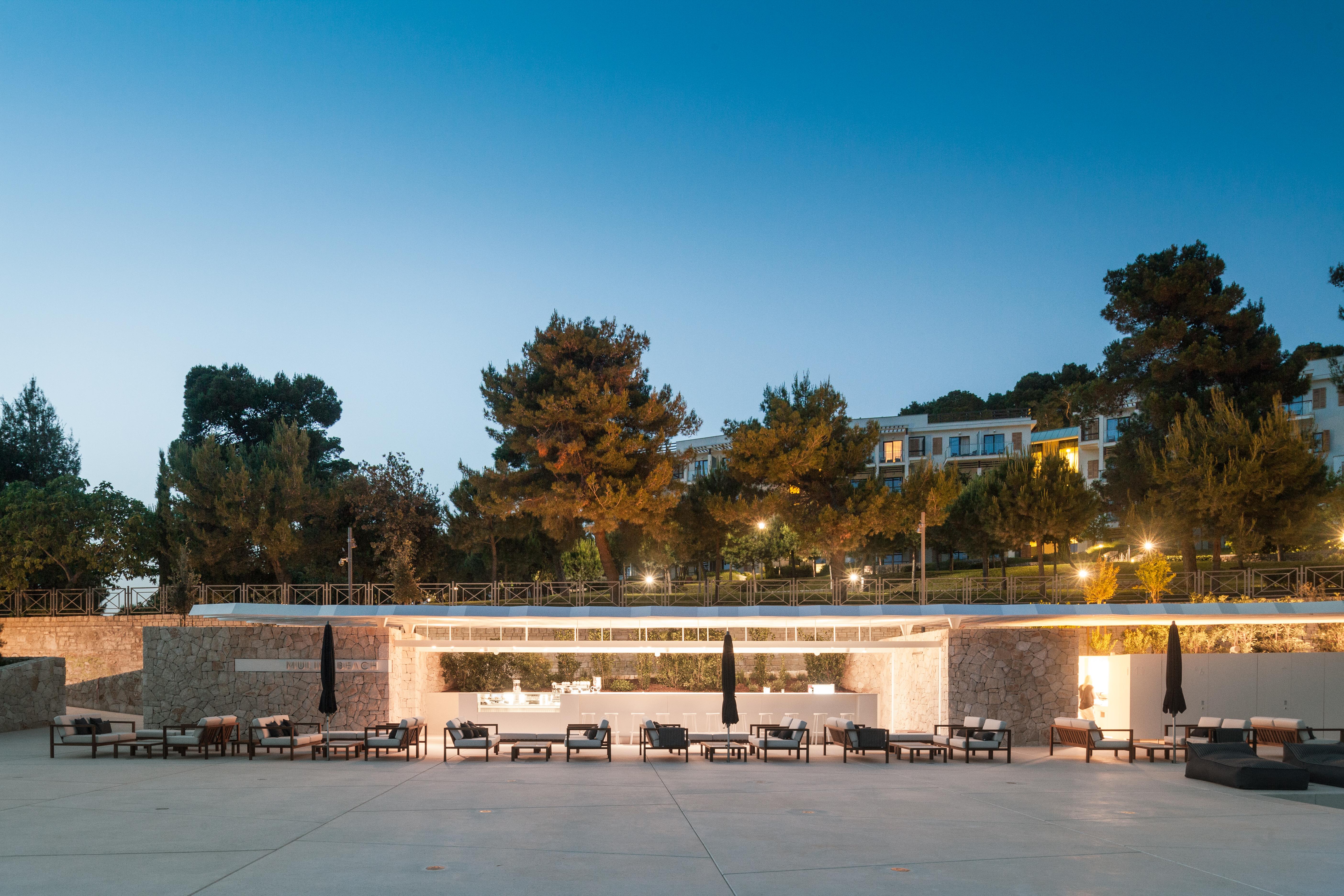 Hotel Monte Mulini Rovigno Esterno foto The restaurant at the hotel