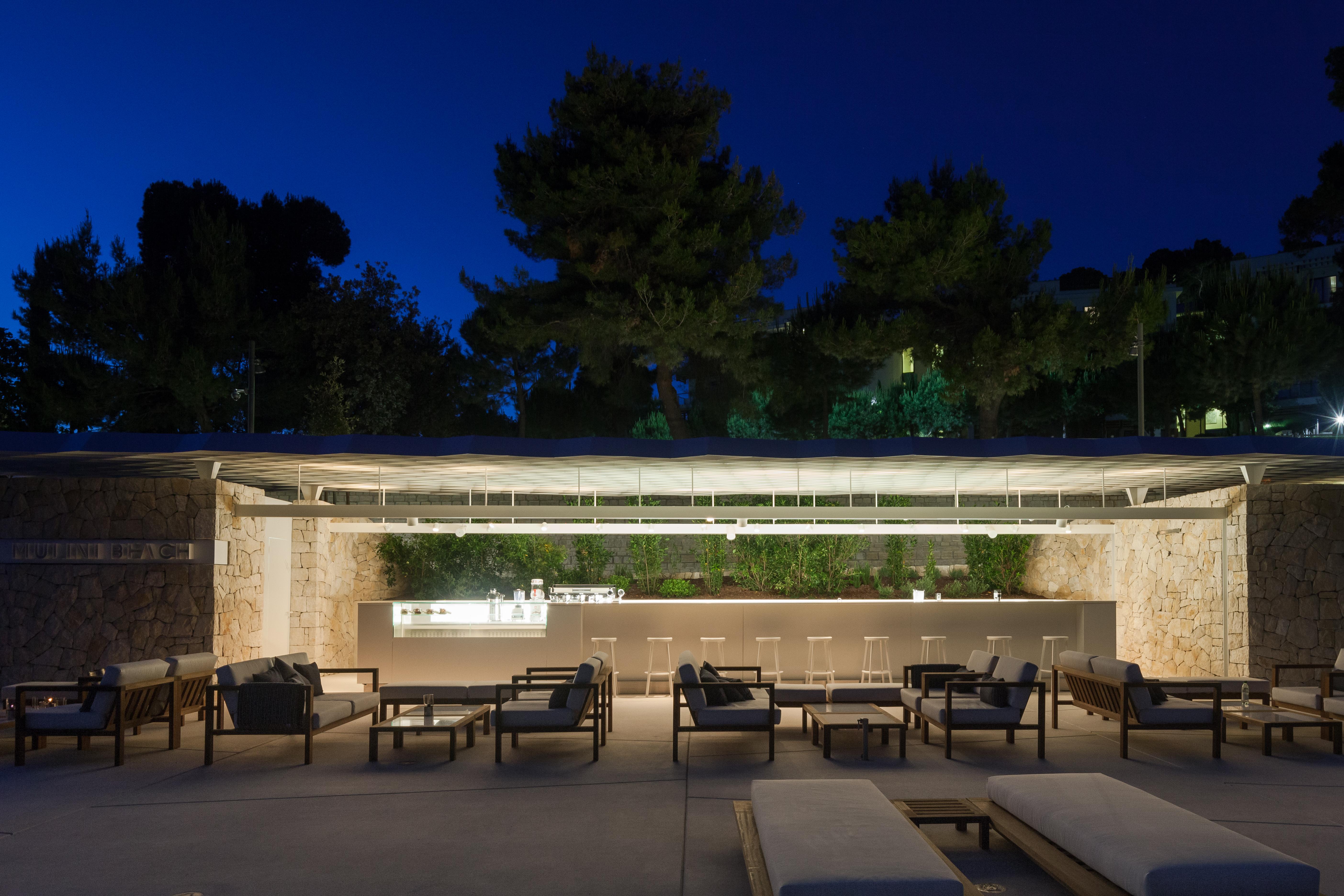 Hotel Monte Mulini Rovigno Esterno foto The bar at night