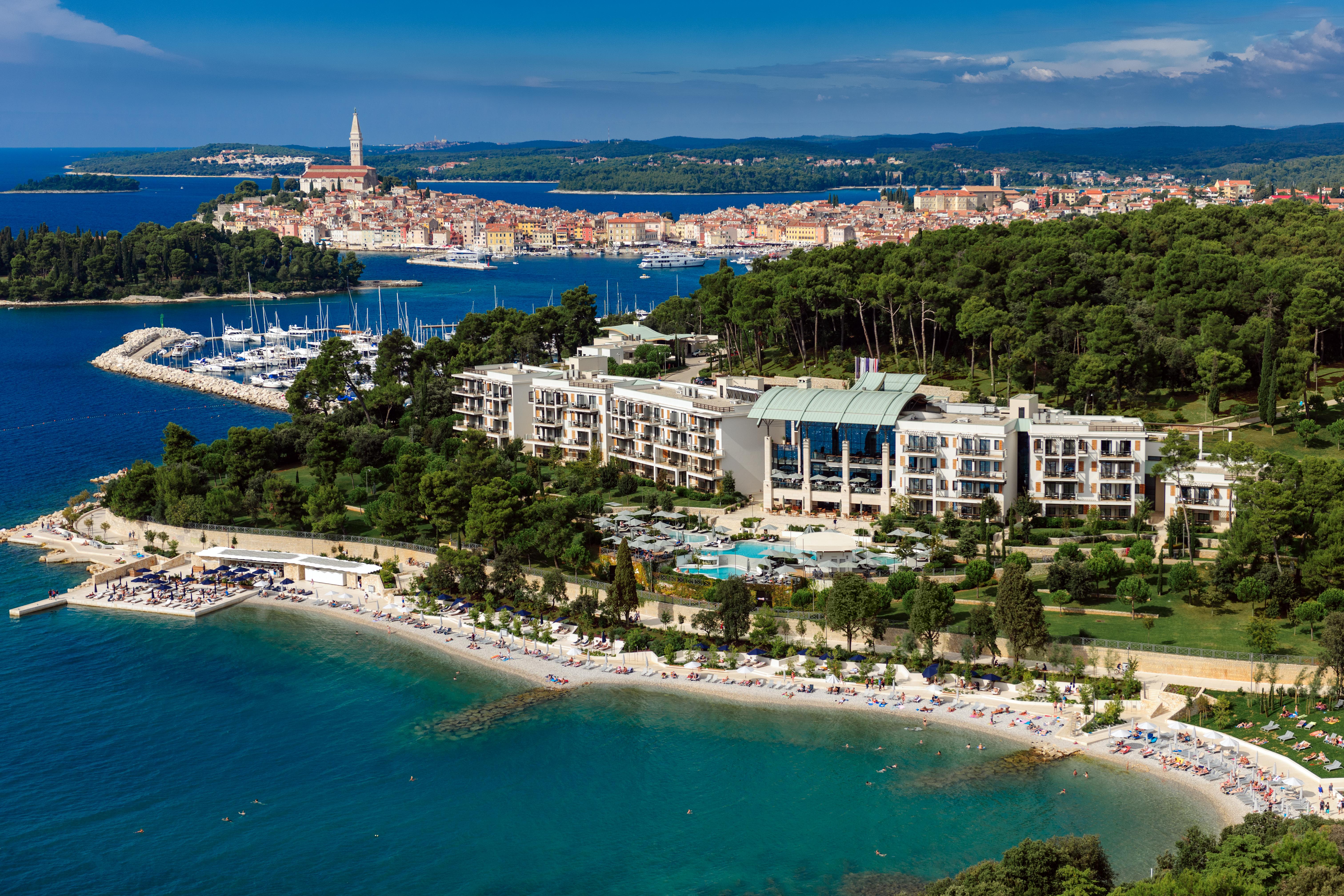 Hotel Monte Mulini Rovigno Esterno foto View of the hotel and the town of Rovinj