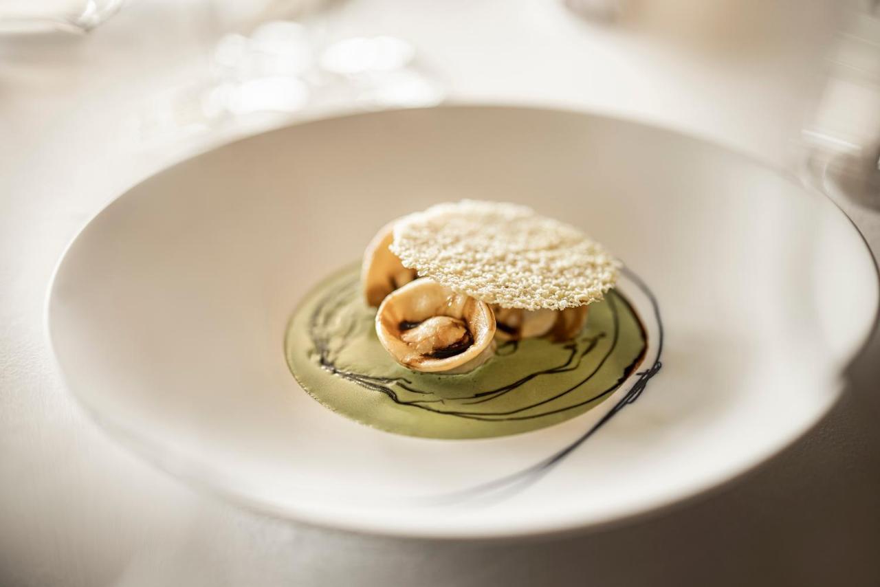 Hotel Monte Mulini Rovigno Esterno foto A dish at the restaurant