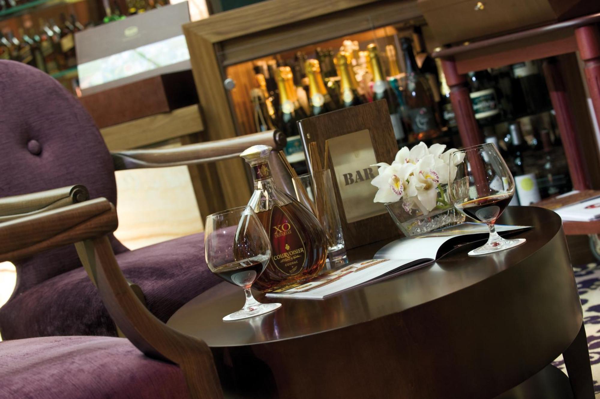 Hotel Monte Mulini Rovigno Esterno foto The bar at the hotel