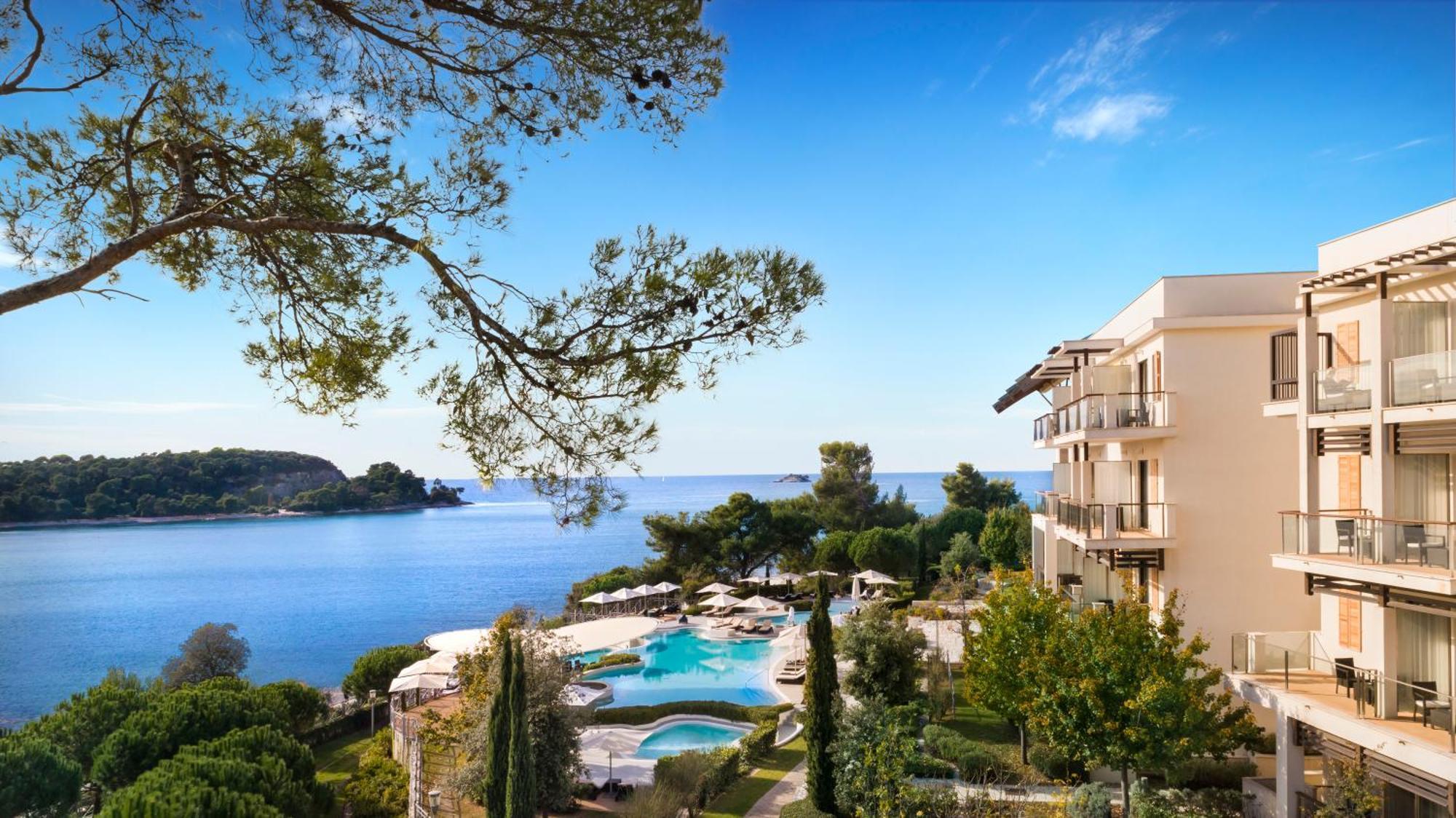 Hotel Monte Mulini Rovigno Esterno foto The hotel's swimming pool